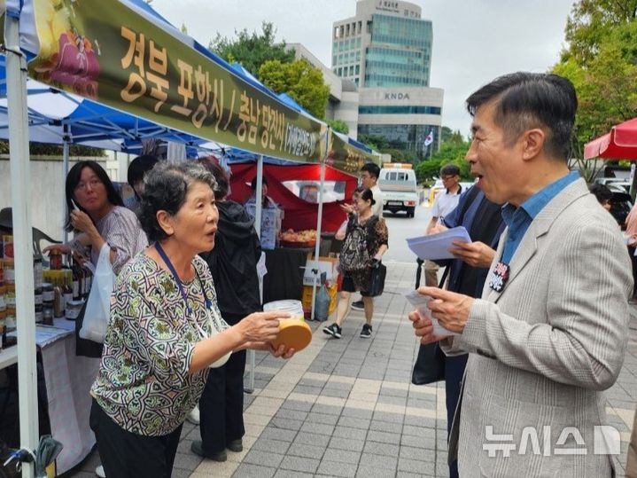 [서울=뉴시스]서울 서초구는 오는 14~15일 구청 앞마당에서 서초직거래큰장터를 개최한다고 12일 밝혔다. (사진=서초구 제공). 2024.11.12. photo@newsis.com 