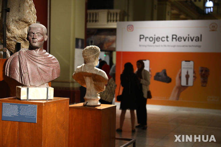  [카이로= 신화/뉴시스] 카이로 시내 이집트 고대박물관의 '복원 프로젝트' 코너에서 한 관람객이 11월 11일 (현지시간) 휴대전화기로 고대유물 복원 앱을 실현해 그 원모습을 감상하고 있다. 2024.11.12. 