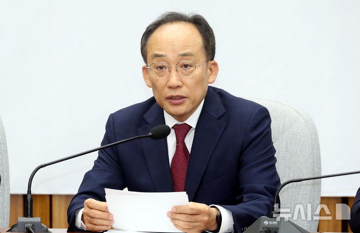 [서울=뉴시스] 조성봉 기자 = 추경호 국민의힘 원내대표가 12일 오전 서울 여의도 국회에서 열린 원내대책회의에서 발언을 하고 있다. 2024.11.12. suncho21@newsis.com