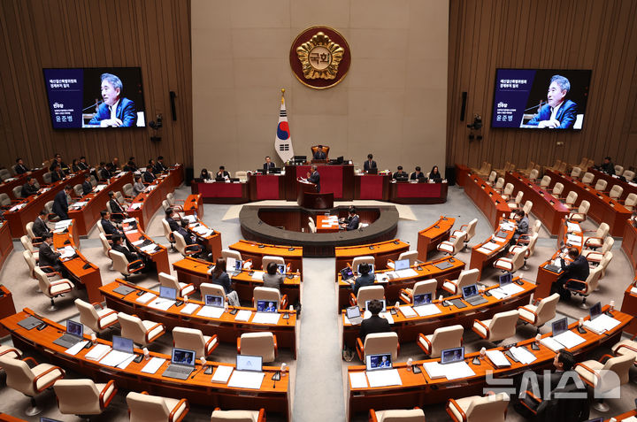 [서울=뉴시스] 고승민 기자 = 윤준병 더불어민주당 의원이 12일 서울 여의도 국회에서 열린 제418회 국회(정기회) 예산결산특별위원회 제10차 전체회의에서 최상목 경제부총리 겸 기획재정부 장관 등 국무위원들에게 질의하고 있다. 2024.11.12. kkssmm99@newsis.com