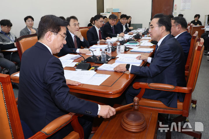 [서울=뉴시스] 권창회 기자 = 12일 오전 서울 여의도 국회에서 열린 기획재정위원회 예산결산기금심사소위원회에서 정일영 소위원장이 의사봉을 두드리고 있다. 2024.11.12. kch0523@newsis.com