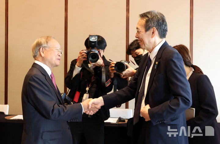 [서울=뉴시스] 김선웅 기자 = 손경식 한국경영자총협회 회장과 미즈시마 코이치 주한 일본대사가 12일 서울 중구 웨스틴 조선 서울에서 열린 주한 일본대사 초청 경총 회장단 간담회에서 인사를 나누고 있다. 2024.11.12. mangusta@newsis.com