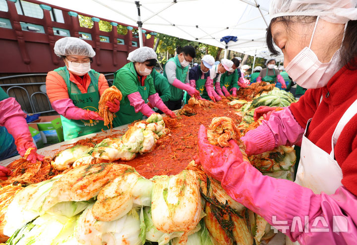 [서울=뉴시스] 김진아 기자 = 12일 서울 송파구 서울놀이마당에서 열린 '사랑의 김장 나누기' 행사에서 새마을부녀회 회원 등이 김장을 하고 있다.  송파구새마을부녀회·새마을지도자협의회 관계자들이 저소득 가정 500세대에 직접 담근 김장 김치 각 10kg씩을 전달할 예정이다. 2024.11.12. photo@newsis.com