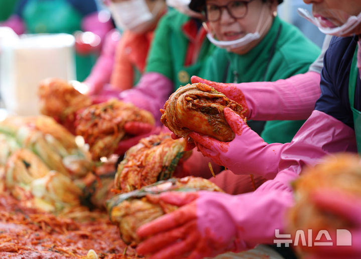 [서울=뉴시스] 김진아 기자 = 12일 서울 송파구 서울놀이마당에서 열린 '사랑의 김장 나누기' 행사에서 새마을부녀회 회원 등이 김장을 하고 있다.  송파구새마을부녀회·새마을지도자협의회 관계자들이 저소득 가정 500세대에 직접 담근 김장 김치 각 10kg씩을 전달할 예정이다. 2024.11.12. photo@newsis.com