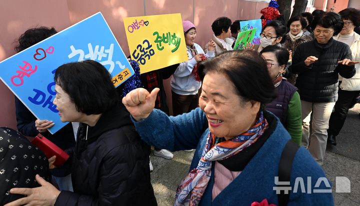 [서울=뉴시스] 김근수 기자 = 2025학년도 대학수학능력시험을 이틀 앞둔 12일 서울 마포구 일성여자중고등학교에서 열린 '수능시험 합격 기원 떡 전달식'에 앞서 고3 수험생들이 후배들의 응원을 받으며 입장하고 있다. (공동취재) 2024.11.12. photo@newsis.com