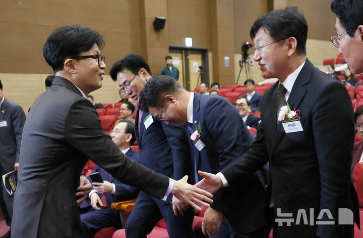 [서울=뉴시스] 조성우 기자 = 한동훈(왼쪽) 국민의힘 대표가 12일 오후 서울 여의도 국회에서 열린 상생과통일포럼 제23차 포럼 'K-AI의 미래, 국회가 뛴다'에 참석하며 성태윤 대통령실 정책실장과 인사하고 있다. 2024.11.12. xconfind@newsis.com