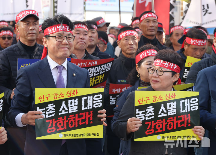 [서울=뉴시스] 고승민 기자 = '농민생존권 사수' 머리띠를 맨 진성준 더불어민주당 의원과 임이자 국민의힘 의원이 12일 서울 여의도 국회 앞에서 한국후계농업경영인중앙연합회 주최로 열린 2024 농정혁신 촉구 농민 총궐기 대회에서 피켓을 들고 있다. 2024.11.12. kkssmm99@newsis.com