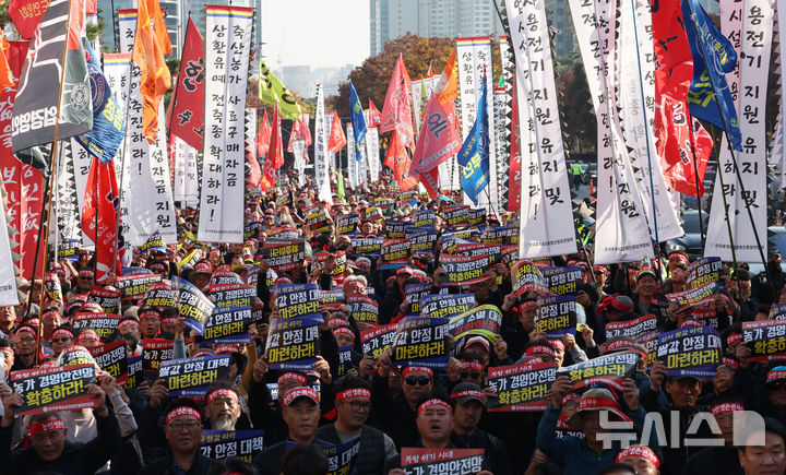 [서울=뉴시스] 고승민 기자 = 12일 서울 여의도 국회 앞에서 한국후계농업경영인중앙연합회 주최로 열린 2024 농정혁신 촉구 농민 총궐기 대회에서 참가자들이 피켓을 들고 구호를 외치고 있다. 2024.11.12. kkssmm99@newsis.com