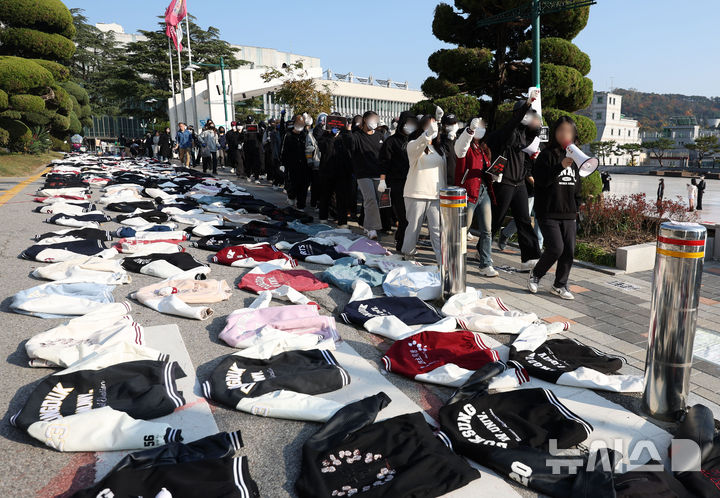 [서울=뉴시스] 홍효식 기자 = 동덕여대가 남녀공학 전환을 논의한 것으로 알려진 가운데 12일 오후 서울 성북구 동덕여자대학교 본관 앞에 총학생회를 비롯한 학생들이 남녀공학 전환 논의를 규탄하며 벗어놓은 학교 점퍼가 놓여져있다. 2024.11.12. yesphoto@newsis.com