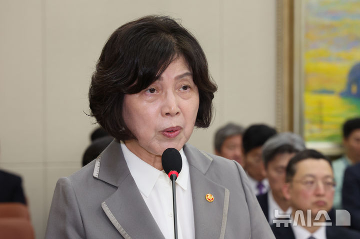 [서울=뉴시스] 권창회 기자 = 12일 오후 서울 여의도 국회에서 열린 정무위원회 전체회의에서 강정애 국가보훈부 장관이 2025년도 예산안 제안설명을 하고 있다. 2024.11.12. kch0523@newsis.com