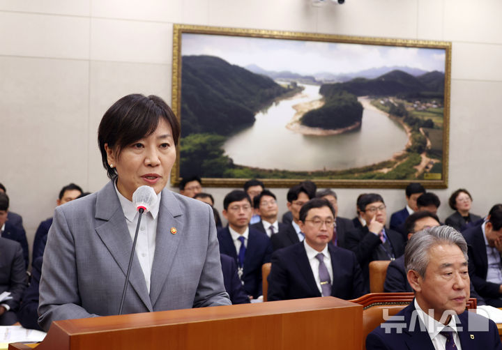 [서울=뉴시스] 고승민 기자 = 송미령 농림축산식품부 장관이 12일 서울 여의도 국회에서 열린 제418회 국회(정기회) 농림축산식품해양수산위원회 제7차 전체회의에서 2025년도 예산안 제안설명을 하고 있다. 2024.11.12. kkssmm99@newsis.com