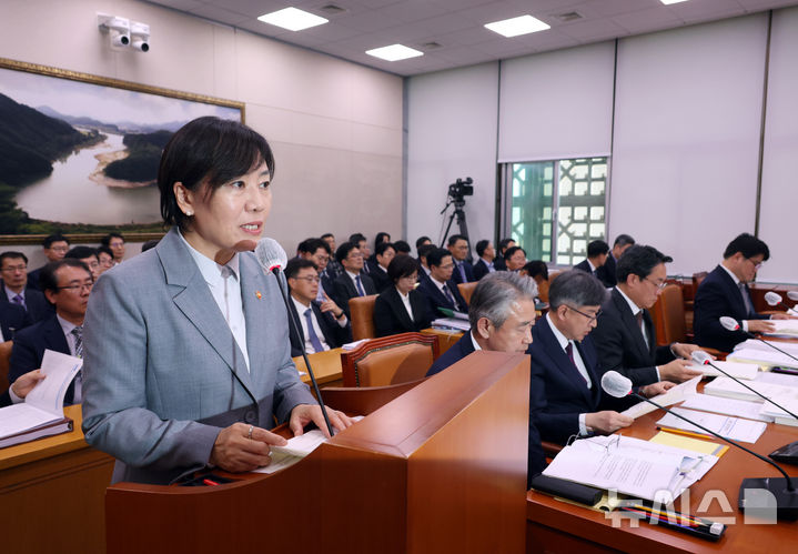 [서울=뉴시스] 고승민 기자 = 송미령 농림축산식품부 장관이 12일 서울 여의도 국회에서 열린 제418회 국회(정기회) 농림축산식품해양수산위원회 제7차 전체회의에서 2025년도 예산안 제안설명을 하고 있다. 2024.11.12. kkssmm99@newsis.com