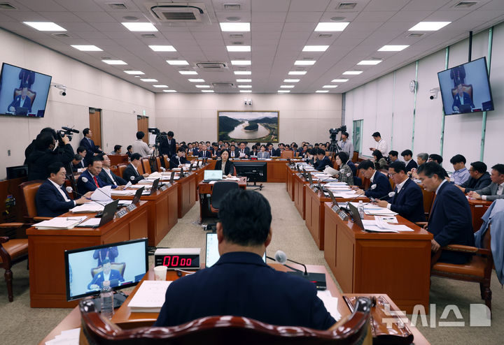 [서울=뉴시스] 고승민 기자 = 어기구 국회 농해수위원장이 12일 서울 여의도 국회에서 열린 제418회 국회(정기회) 농림축산식품해양수산위원회 제7차 전체회의를 주재하고 있다. 2024.11.12. kkssmm99@newsis.com