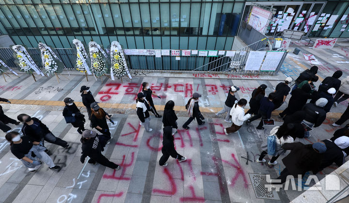 [서울=뉴시스] 홍효식 기자 = 동덕여대가 남녀공학 전환을 논의한 것으로 알려진 가운데 12일 오후 서울 성북구 동덕여자대학교 동덕 100주년 기념관 앞에 남녀공학 전환을 규탄하는 근조화환과 문구들이 새겨져 있다. 2024.11.12. yesphoto@newsis.com