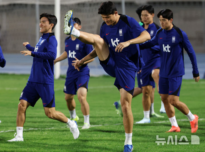 [쿠웨이트시티(쿠웨이트)=뉴시스] 이영환 기자 = 축구 대표팀 김민재, 황인범, 설영우가 지난 12일(현지시각) 쿠웨이트 압둘라 알 칼리파 스타디움에서 훈련을 하고 있다.  홍명보 감독이 이끄는 축구 대표팀은 14일 쿠웨이트 자베르 알아흐마드 국제경기장에서 쿠웨이트와 북중미 월드컵 아시아 3차 예선 B조 5차전을 치른다. 2024.11.12. 20hwan@newsis.com