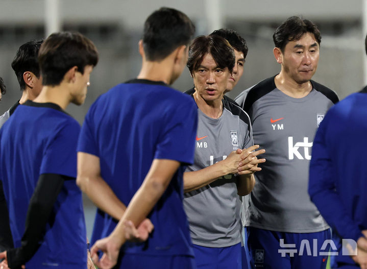 [쿠웨이트시티(쿠웨이트)=뉴시스] 이영환 기자 = 홍명보 축구 대표팀 감독이 12일(현지시각) 쿠웨이트 압둘라 알 칼리파 스타디움에서 선수들에게 지시를 하고 있다.홍명보 감독이 이끄는 축구 대표팀은 14일 쿠웨이트 자베르 알아흐마드 국제경기장에서 쿠웨이트와 북중미 월드컵 아시아 3차 예선 B조 5차전을 치른다. 2024.11.12. 20hwan@newsis.com