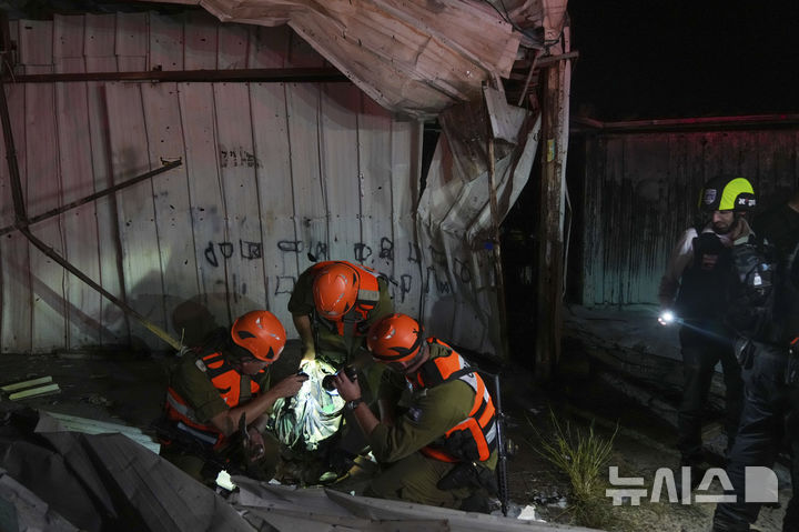 [나하리야(이스라엘)=AP/뉴시스]마코 루비오 미 국무장관이 24일(현지시각) 이스라엘과 레바논이 레바논 남부에서 이스라엘의 병력 감축 가능성을 논의하고 있다고 확인했지만, 이러한 노력은 순조롭게 진행되지 못할 것으로 보인다고 '타임스 오브 이스라엘'(TOI)이 25일 보도했다. 사진은 2024년 11월12일 레바논의 헤즈볼라가 발사한 로켓이 이스라엘 북부 나하리야의 창고를 강타해 2명이 숨진 현장을 응급구조 단체 자카(ZAKA) 자원봉사자들이 정리하는 모습. 2026.06.25.