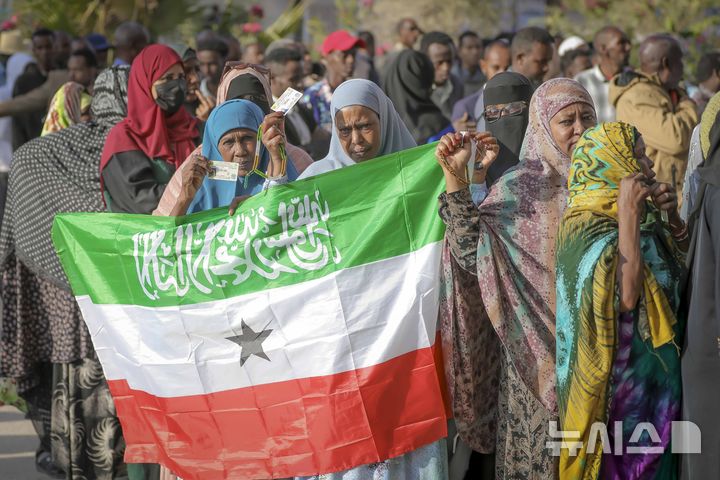 [하르게이사=AP/뉴시스] 지난해 11월 13일(현지 시간) 소말릴란드 수도 하르게이사 한 투표소에서 대선 투표를 하기 위해 유권자들이 줄을 서 있다. 2025.12.27.