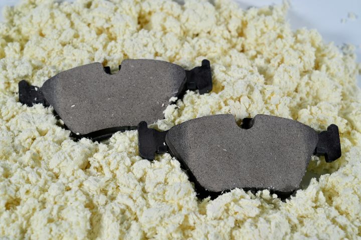 [서울=뉴시스] 코오롱인더스트리 아라미드 펄프 제품과 이를 적용한 브레이크 패드.(사진=코오롱인더) 2024.11.13 photo@newsis.com *재판매 및 DB 금지