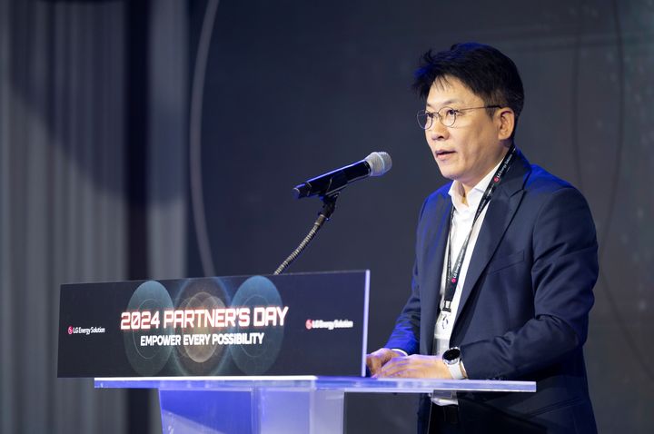 [서울=뉴시스] 김동명 LG에너지솔루션 CEO 사장이 2024 파트너스데이 행사에 참석해 환영사를 하고 있다.(사진= LG에너지솔루션) 2024.11.13 photo@newsis.com *재판매 및 DB 금지