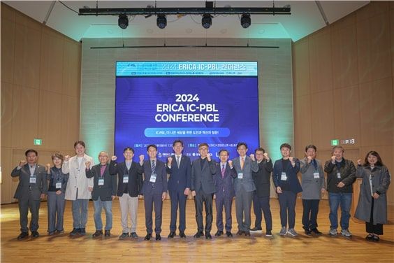 지난 6일 한양대 ERICA 컨퍼런스홀 중강당에서 개최된 '2024 ERICA IC-PBL 컨퍼런스'에서 기념사진을 촬영하고 있다. (사진=한양대 ERICA 제공) *재판매 및 DB 금지