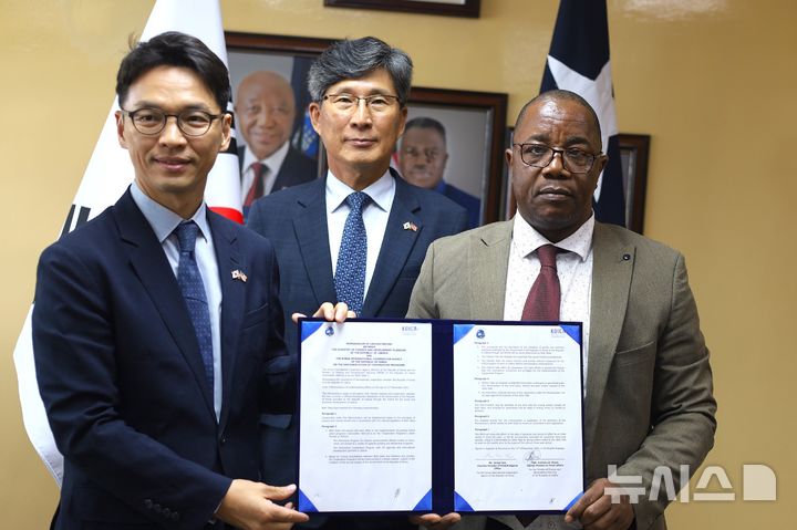 [서울=뉴시스] 11일(현지시간) 라이베리아 몬로비아에 위치한 재무개발기획부에서 개최한 한국국제협력단(KOICA·코이카)와 라이베리아 재무개발기획부 간 개발협력 확대를 위한 양해각서(MOU) 체결식 모습. (사진= 코이카 제공) 