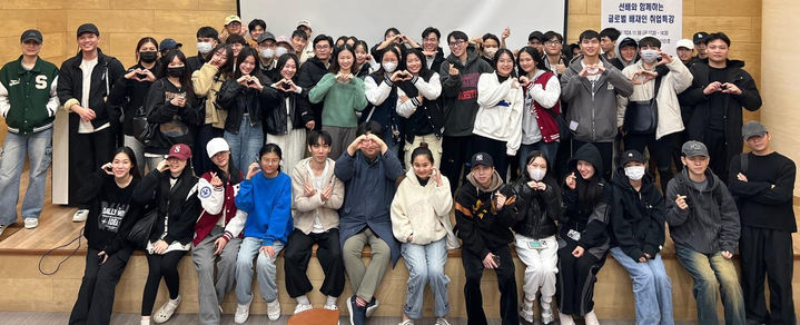 [대전=뉴시스] 대전 배재대 아펜젤러공유대학의 유학생 선배 취업특강 참석자들이 기념촬영을 하고 있다. (사진=배재대 제공) 2024.11.13. photo.newsis.com *재판매 및 DB 금지