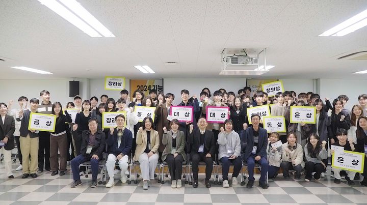 한양대 ERICA, 광운대, 단국대, 숭실대 공학교육혁신센터가 지난 8일 한양대 ERICA Residential College 교육관에서 개최한 '2024 지능형 로봇 컨소시엄 페스티벌'의 참가자들이 기념사진을 촬영하고 있다. (사진=한양대 제공) *재판매 및 DB 금지