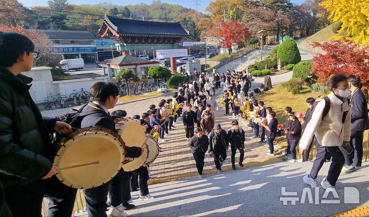 [의정부=뉴시스] 김도희 기자 = 2025학년도 대학수학능력시험을 하루 앞둔 예비소집일인 13일 오전 10시께 경기 동국대학교사범대학부속 영석고등학교에서 수능 응원전이 펼쳐지고 있다. 2024.11.13 kdh@newsis.com 