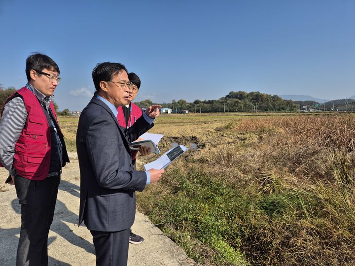 [창원=뉴시스]13일 황외석(가운데) 경남지방조달청장이 함안군 칠서면에 소재한 일본인명의(호전상길) 토지를 현장방문해 점검하고 있다. 2024.11.13.(사진=경남조달청 제공) photo@newsis.com *재판매 및 DB 금지