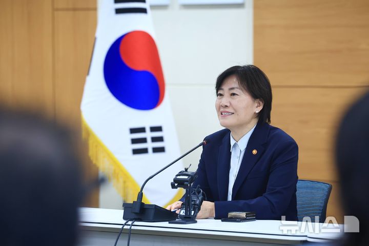 [세종=뉴시스]송미령 농림축산식품부 장관은 13일 오전 정부세종청사에서 열린 '정부 2년반 국정성과 및 향후계획 설명 간담회'에 참석해 기자들의 질문에 답변하고 있다.(사진=농식품부 제공)