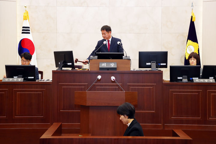 [밀양=뉴시스] 밀양시의회가 제259회 임시회를 폐회하고 있다. (사진=밀양시의회 제공) 2024.11.13. photo@newsis.com *재판매 및 DB 금지