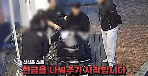 [서울=뉴시스]도보 순찰을 하던 경찰관이 촉으로 지명수배범을 검거했다.(사진=경찰청 유튜브) *재판매 및 DB 금지