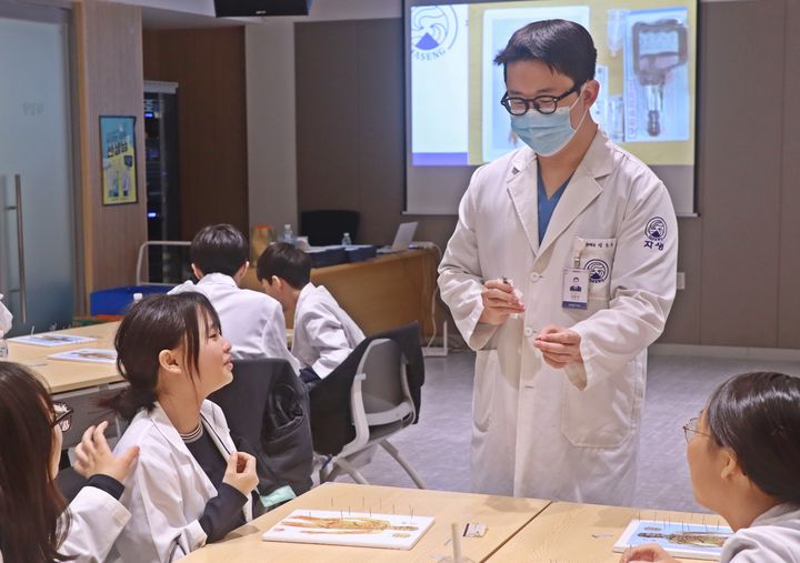 [서울=뉴시스] 13일 자생의료재단은 한의학에 대한 궁금증을 해소하고, 자기주도적 진로를 설계할 수 있도록 대청중 학생 35명을 서울 논현동 소재 자생한방병원으로 초대했다고 밝혔다. (사진=자생의료재단) 2024.11.13. photo@newsis.com  *재판매 및 DB 금지