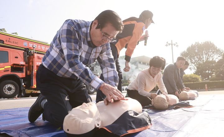 [보령=뉴시스] 13일 보령시청에서 열린 민방위 훈련에서 김동일 시장이 심폐소생술 실습을 하고 있다. (사진=보령시청 제공) 2024.11.13. photo.newsis.com *재판매 및 DB 금지