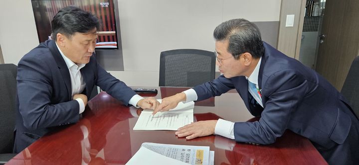 [순천=뉴시스] 정인화 전남 광양시장이 국회에서 예결위 소속 김영진 의원을 만나 광양시 현안 사업을 설명하고 있다. (사진=순천시 제공). 2024.11.13. photo@newsis.com *재판매 및 DB 금지