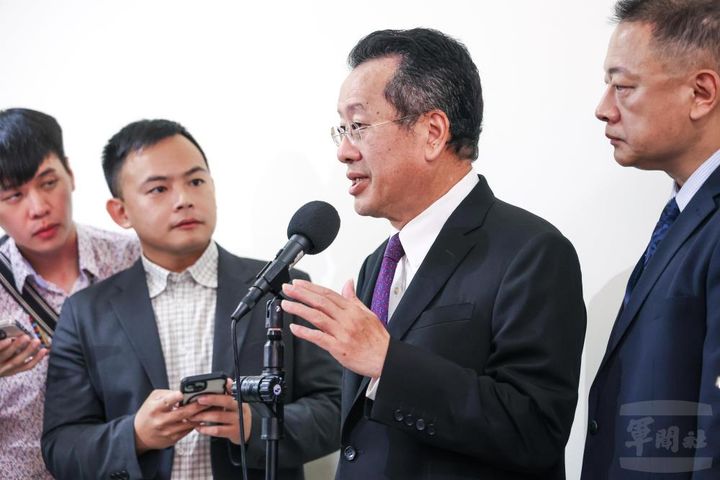 [서울=뉴시스] ﻿﻿대만 국방부가 미국으로부터 도입 예정인 F-16V 블록70 전투기 66대 전량의 내년 말까지 인도 완료가 어렵다는 입장을 재확인했다. 사진은 기자들의 질문에 답변하는 구리슝 대만 국방부장(장관)의 모습. 2025.11.03