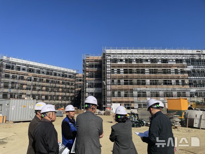 [용인=뉴시스] 내년 3월 개교 에정학교 공사현장을 둘러보는 김희정 용인교육장. (사진=용인교육지원청 제공) 2024.11.13. photo@newsis.com