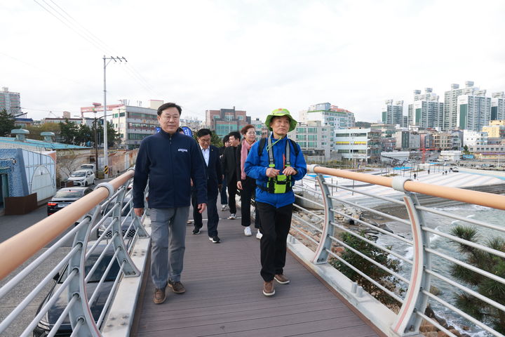 [울산=뉴시스] 박수지 기자 = 울산시 동구가 13일 화암추등대 전망데크 산책로 연장 사업 준공을 기념하며 주민 걷기 행사를 진행하고 있다. (사진=동구 제공) 2024.11.13. photo@newsis.com *재판매 및 DB 금지