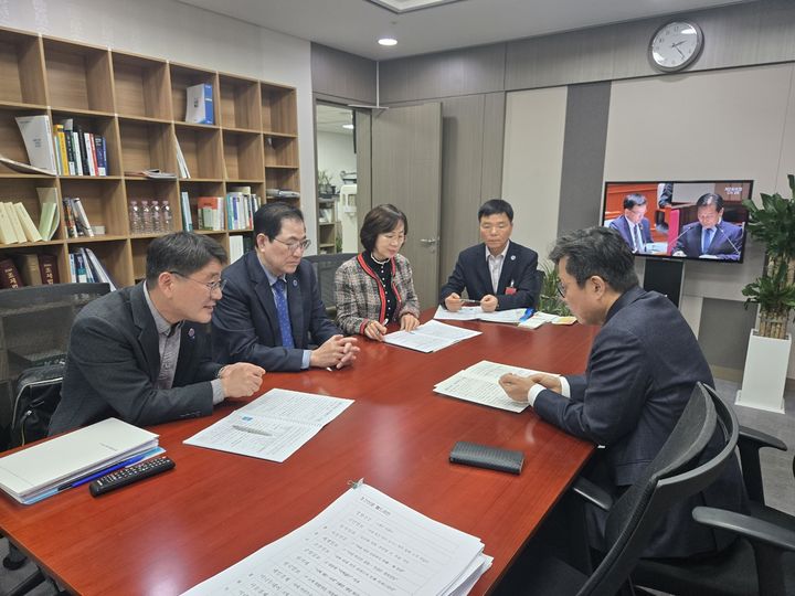 [광주=뉴시스] 신우철 완도군수가 지난 11일 더불어민주당 안도걸 국회의원을 방문해 주요 현안사업을 설명하고 적극적인 지원을 건의했다. (사진=완도군 제공). 2024.11.13. photo@newsis.com *재판매 및 DB 금지