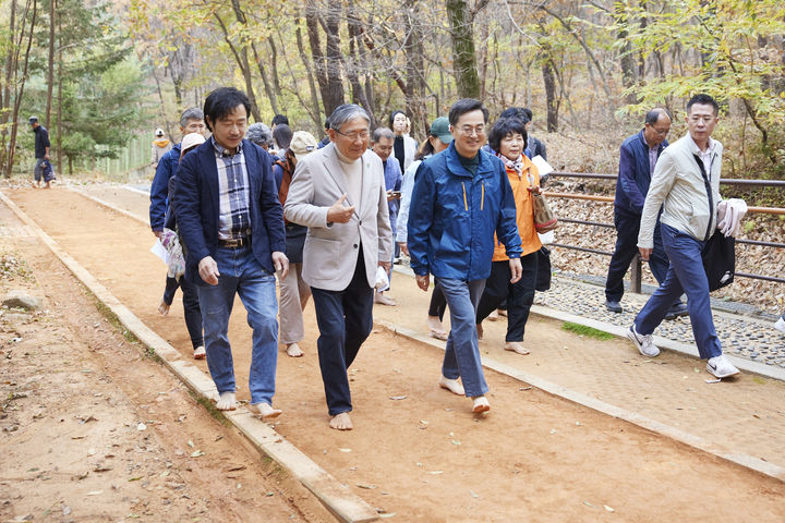 [수원=뉴시스] 13일 오후 군포시 수리산 산림욕장 황톳길에서 열린 '경기 흙향기 맨발길' 조성 선포식에서 김동연 경기도지사가 도민과 함께하는 황톳길 맨발걷기 및 소통을 하고 있다. (사진=경기도 제공) 2024.11.13. photo@newsis.com *재판매 및 DB 금지