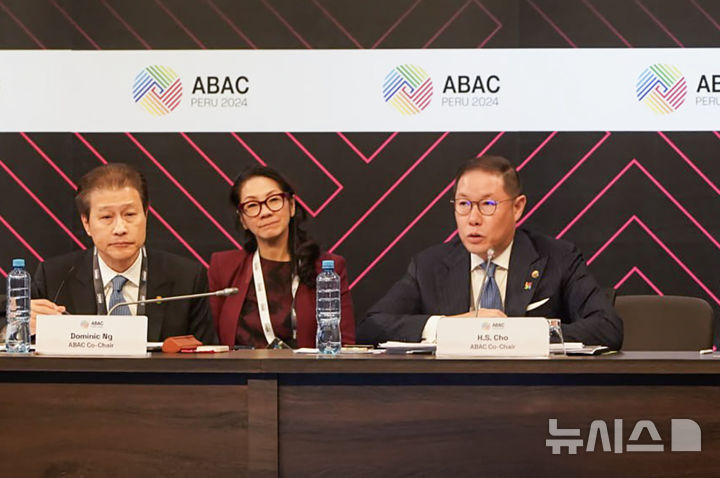 [서울=뉴시스]조현상 ABAC 신임 의장(HS 효성 부회장)이 ABAC 개막행사에서 모두 발언하고 있다. 왼쪽부터 도미닉 전임 의장(미국), 조현상 신임 의장. (사진=HS효성 제공) 2024.11.13. photo@newsis.com