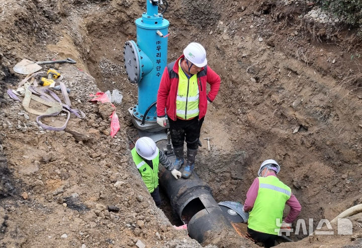 나주시 누수 상수도관 복구 모습. (사진=나주시 제공) photo@newsis.com *재판매 및 DB 금지