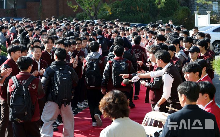 [서울=뉴시스] 고범준 기자 = 2025학년도 대학수학능력시험을 하루 앞둔 13일 오전 서울 종로구 중앙고등학교에서 열린 수능 수험표 배부 및 장행식에서 수험생들이 교사 및 재학생들의 축하를 받으며 학교를 나서고 있다. 2024.11.13. bjko@newsis.com