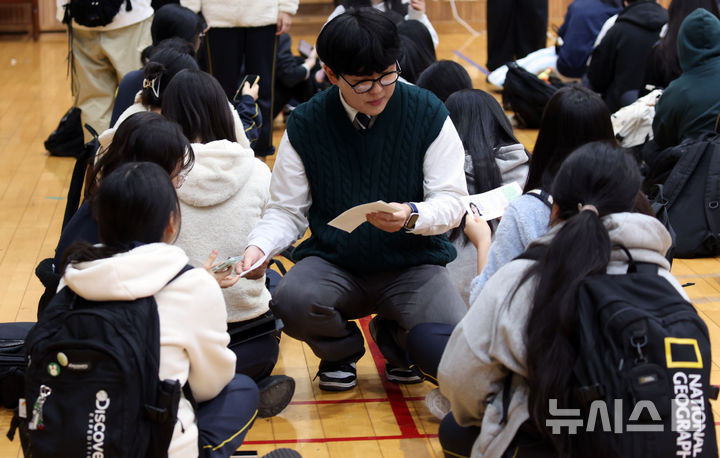 [부산=뉴시스] 하경민 기자 = 2025학년도 대학수학능력시험을 하루 앞둔 12일 부산 사상구 주례여고 강당에서 교사들이 고3 수험생들에게 수험표를 나눠주고 있다.   올해 부산지역에서는 수험생 2만7356명이 58개 시험장에서 수능에 응시한다. 2024.11.13. yulnetphoto@newsis.com