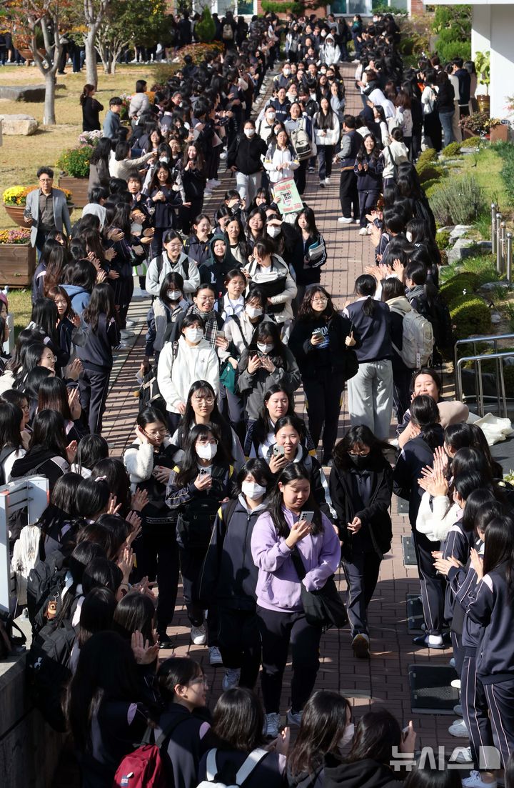 [부산=뉴시스] 하경민 기자 = 2025학년도 대학수학능력시험을 하루 앞둔 12일 부산 사상구 주례여고에서 고3 수험생들이 수험표를 받은 뒤 후배, 교사 등의 응원을 받으며 학교를 나서고 있다.  올해 부산지역에서는 수험생 2만7356명이 58개 시험장에서 수능에 응시한다. 2024.11.13. yulnetphoto@newsis.com