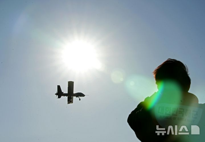 [포항=뉴시스] 사진공동취재단 = 12일 경북 포항 해상에 위치한 해군 독도함에서 실시된 ’대형플랫폼 함정 무인기 운용 전투 실험‘ 에서 미국 제너럴 아토믹스(General Atomics)에서 개발 중인 고정익 무인기 모하비(Mojave)가 이륙해 동해 상공을 비행하고 있다. 2024.11.13. photo@newsis.com