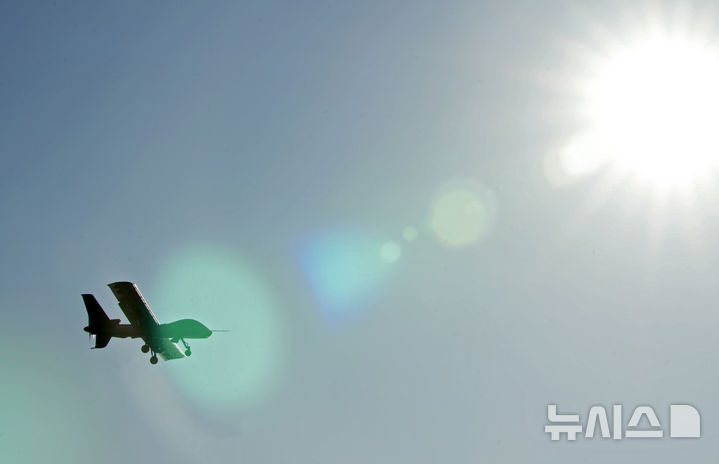 [포항=뉴시스] 사진공동취재단 = 12일 경북 포항 해상에 위치한 해군 독도함에서 실시된 ’대형플랫폼 함정 무인기 운용 전투 실험‘ 에서 미국 제너럴 아토믹스(General Atomics)에서 개발 중인 고정익 무인기 모하비(Mojave)가 이륙해 동해 상공을 비행하고 있다. 2024.11.13. photo@newsis.com