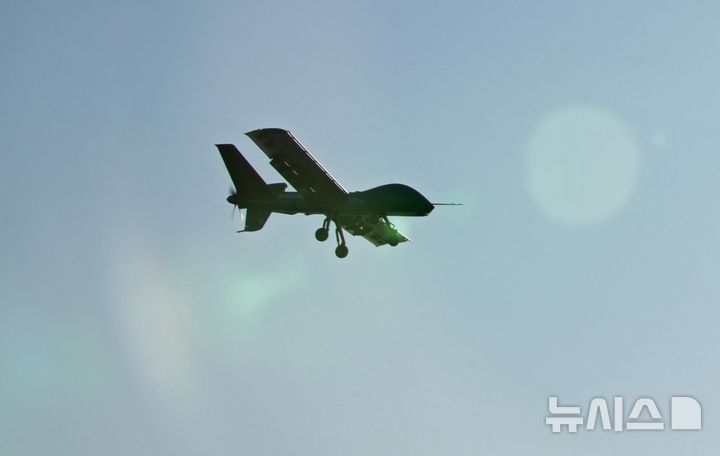 [포항=뉴시스] 사진공동취재단 = 12일 경북 포항 해상에 위치한 해군 독도함에서 실시된 ’대형플랫폼 함정 무인기 운용 전투 실험‘ 에서 미국 제너럴 아토믹스(General Atomics)에서 개발 중인 고정익 무인기 모하비(Mojave)가 이륙해 동해 상공을 비행하고 있다. 2024.11.13. photo@newsis.com