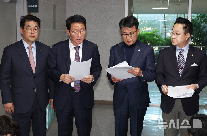 [서울=뉴시스] 고승민 기자 = 김상훈 국민의힘 정책위의장, 진성준 더불어민주당 정책위의장이 13일 서울 여의도 국회 의원회관에서 양당 수용 가능한 민생법안 등에 대해 논의 후 기자들에게 관련 내용을 밝히고 있다. 왼쪽부터 배준영 국민의힘 원내수석부대표, 김상훈 의장, 진성준 의장, 박성준 더불어민주당 원내수석부대표. 2024.11.13. kkssmm99@newsis.com